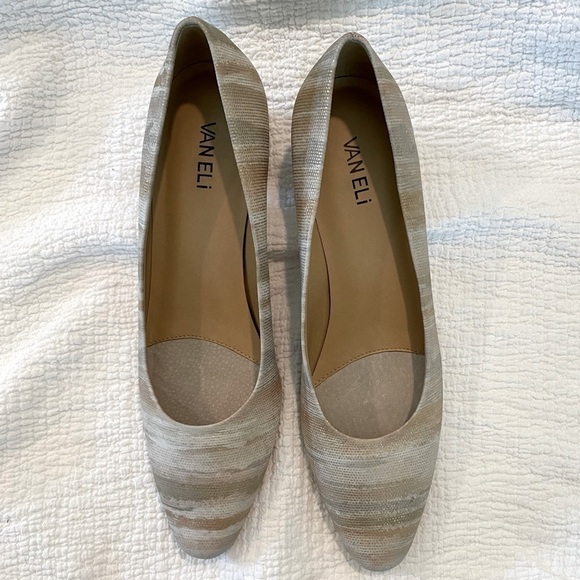 NWOT — Vaneli Gold Embossed 1” Heel Pumps in Size 11 N - Picture 2 of 14